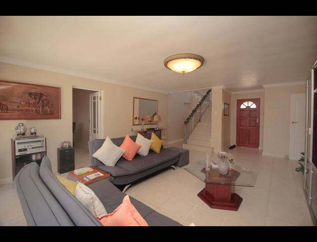 5 BEDROOM HOUSE FOR SALE IN FRAAIUITSIG